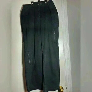 Women’s Black Wide Leg Cargo Pants. Size: 1 Regular. Side Pockets. Zip Pockets.